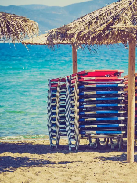 太阳阳伞在封闭的甲板椅上给人阴影沙滩上无人靠近海水 — 图库照片