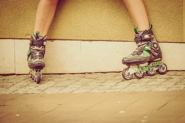 Mulher Usar Patins Cidade Feminino Sendo Desportivo Durante Verão — Fotografia de Stock