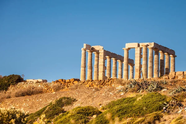 Ελλάδα Ακρωτήριο Σούνιον Ερείπια Ενός Αρχαίου Ναού Του Ποσειδώνα Ταξιδιωτικοί — Φωτογραφία Αρχείου