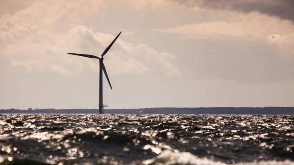 デンマーク近くの沿岸のバルト海に沿って再生可能エネルギーおよび代替エネルギー生産のための垂直軸風力発電機ファーム エコパワー 生態系 — ストック写真