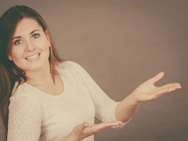 Mujer Joven Feliz Vistiendo Blusa Jersey Blanco Haciendo Gestos Con —  Fotos de Stock