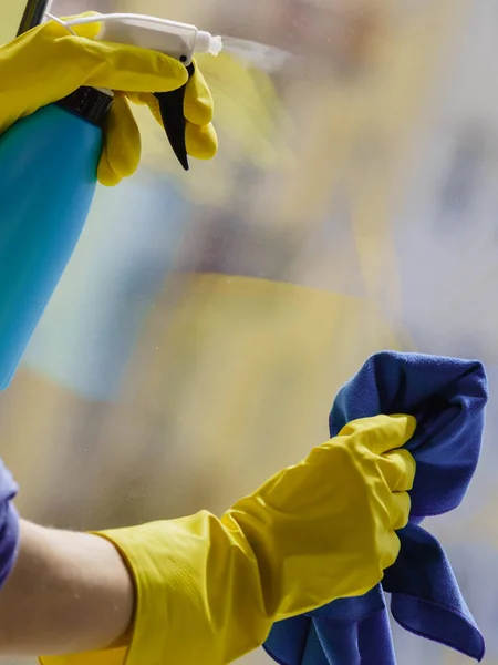 Vrouwelijke Hand Gele Handschoenen Reinigen Ruit Met Doek Spray Wasmiddel — Stockfoto