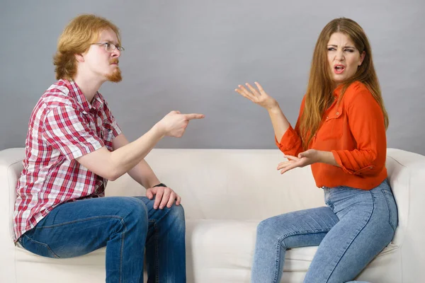 男人和女人坐在沙发上吵得不可开交 夫妻分手 困难和问题的概念 — 图库照片
