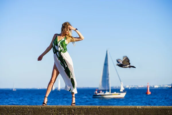 Concepto Turismo Viajes Moda Rubia Atractiva Mujer Usando Vestido Marina —  Fotos de Stock