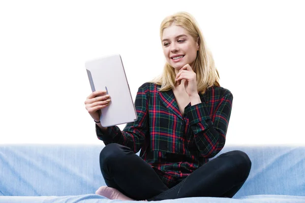 Jeune Adolescente Utilisant Une Tablette Tout Étant Assise Sur Canapé — Photo
