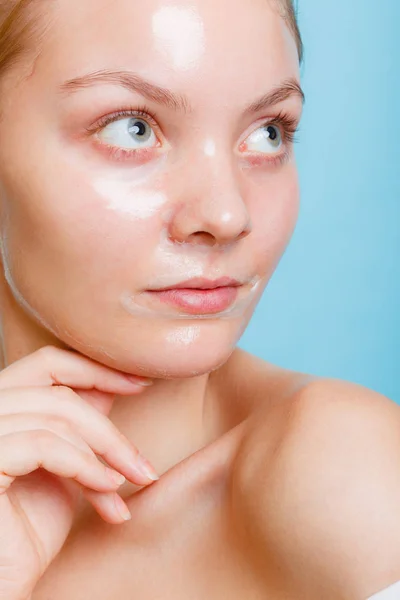 Mujer Joven Con Mascarilla Cara Pelar Belleza Cuidado Piel Estudio —  Fotos de Stock