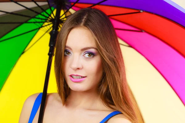 Kvinna Fashionabla Sommar Flicka Står Färgglada Regnbåge Paraply Närbild Attraktiv — Stockfoto