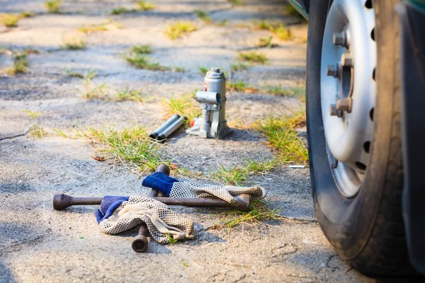 Ruční Kolo Nástrčkový Klíč Jack Ležící Zemi Pneu Auto Opravy — Stock fotografie