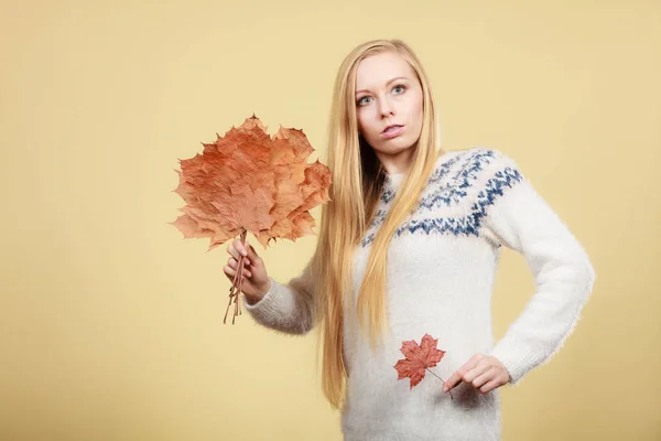 Jesienne Dekoracje Naturalne Koncepcji Blond Kobieta Marzy Trzymając Bukiet Wykonany — Zdjęcie stockowe