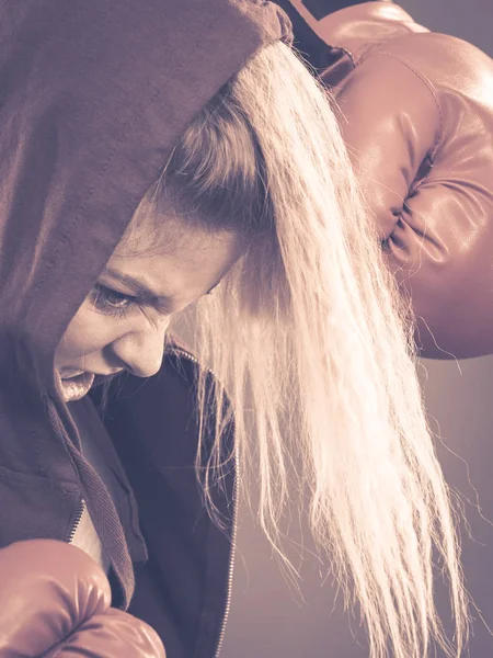 Deportiva Mujer Decidida Enojada Usando Guantes Boxeo Rojos Luchando Estudio —  Fotos de Stock
