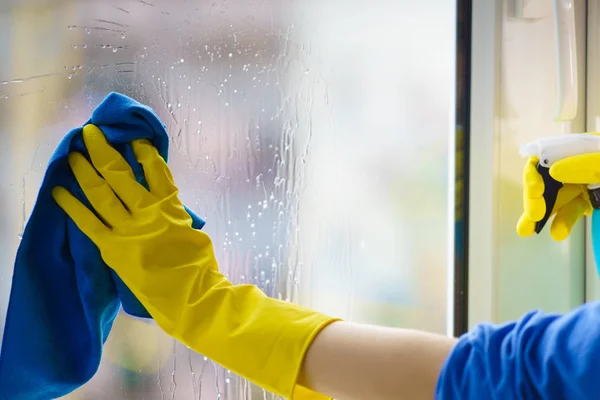 Mão Feminina Luvas Amarelas Vidros Limpeza Com Pano Spray Detergente — Fotografia de Stock