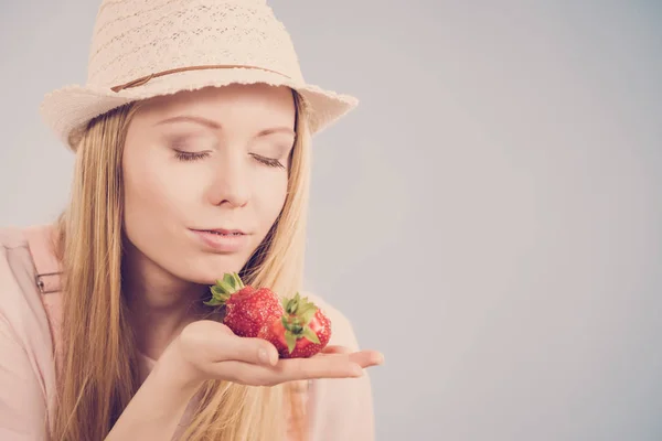 若い女性は グレーに新鮮なイチゴ果実の臭いがする目を閉じた 健康的な食事 — ストック写真
