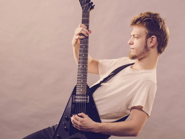 Homme Passionné Par Son Passe Temps Musical Jouant Guitare Électrique — Photo