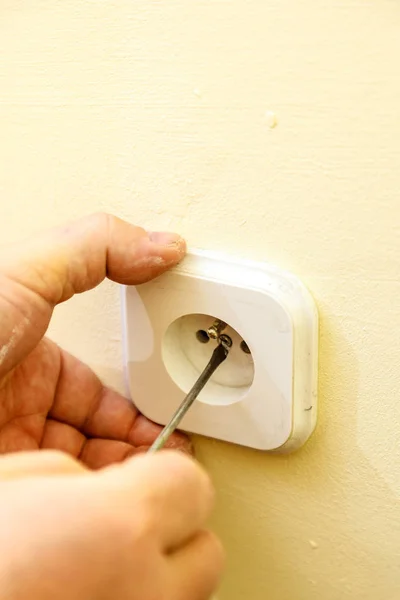 Persona Ajuste Eliminación Enchufe Toma Corriente Eléctrica Arreglar Instalar Electricidad — Foto de Stock