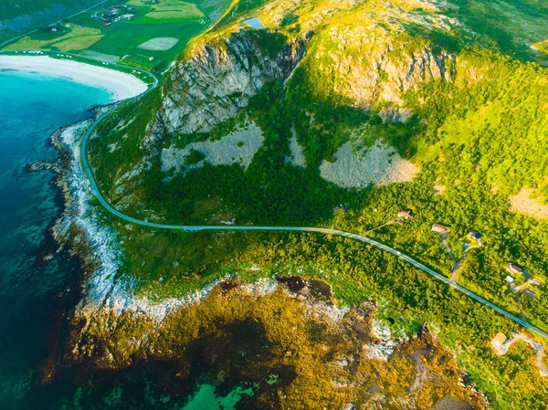 海岸Vestvagoy島 Uttakleivの場所 風光明媚な海岸線の高い山と砂浜の海 ロフテン諸島 北ノルウェー ヨーロッパ — ストック写真