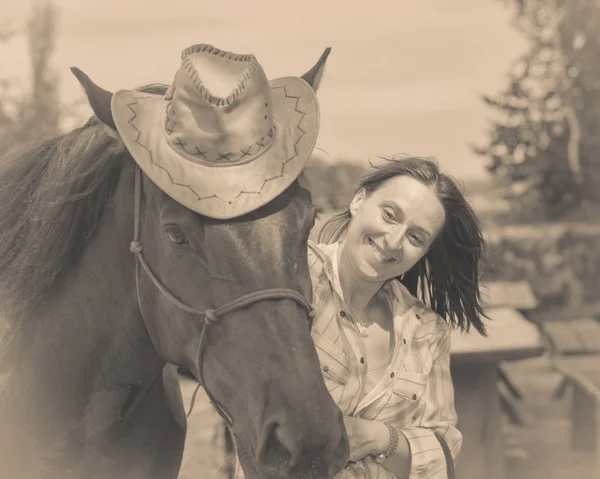 Diversión Con Los Animales Concepto Occidental Pelirroja Mujer Abrazando Caballo —  Fotos de Stock