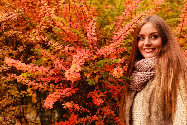 Woman Wearing Warm Fashionable Outfit Walking Park Golden Autumn Weather — Stock Photo, Image