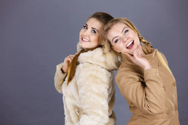 Две Женщины Светло Коричневом Пальто Пушистой Куртке Зимняя Мода — стоковое фото