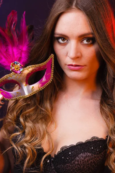 Concepto Celebración Personas Enmascarada Hermosa Chica Sosteniendo Carnaval Máscara Misteriosa — Foto de Stock