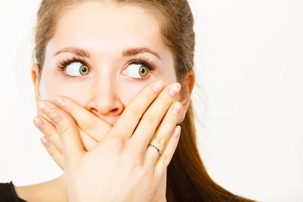 Frau Bedeckt Ihren Mund Mit Der Hand Etwas Schockierendes Überraschendes — Stockfoto