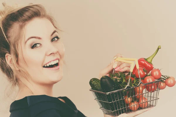 Comprando Boa Comida Produtos Vegetarianos Mulher Positiva Segurando Cesta Compras — Fotografia de Stock