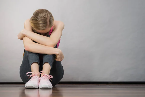 Traurige Depressive Junge Teenager Die Der Wand Sitzen Und Ihr — Stockfoto