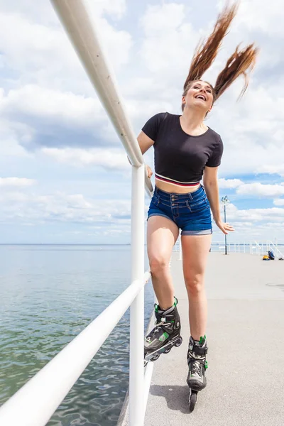 Feliz Joven Alegre Con Patines Mar Chica Divirtiéndose Durante Verano — Foto de Stock