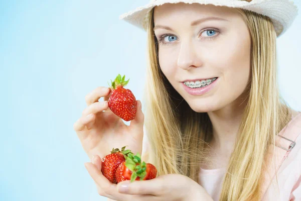 Mulher Positiva Jovem Que Mantém Mãos Frutos Morangos Frescos Azul — Fotografia de Stock