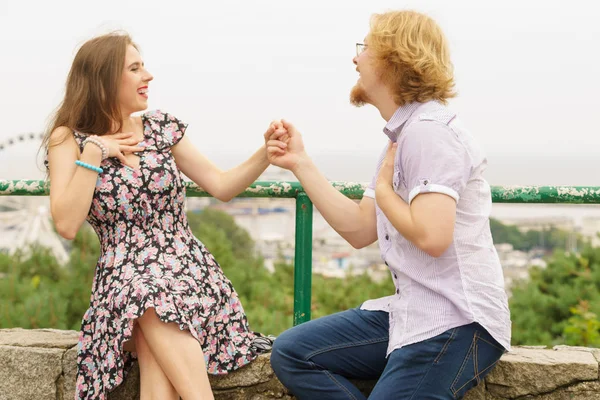 Feliz Pareja Joven Pasar Tiempo Libre Juntos Una Cita Romántica — Foto de Stock