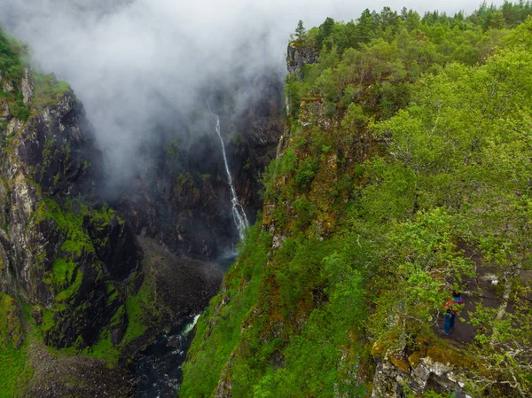 Voringsfossen 瀑布站在悬崖上的旅游妇女 Mabodalen 峡谷挪威 全国旅游 Hardangervidda 艾菲约德观光旅游 — 图库照片