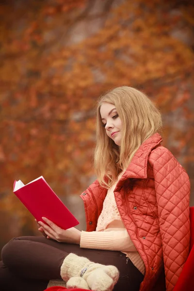 Koncepcja Edukacji Jesiennej Blondynka Książką Atrakcyjna Kobieta Siedząca Kocu Parku — Zdjęcie stockowe