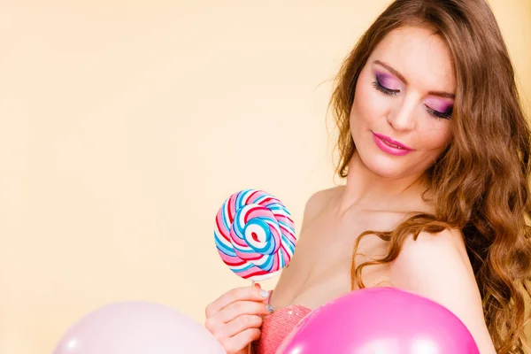 妇女迷人的女孩手持五颜六色的气球和甜棒糖在手 庆祝和幸福的概念 拍摄明亮的工作室 — 图库照片
