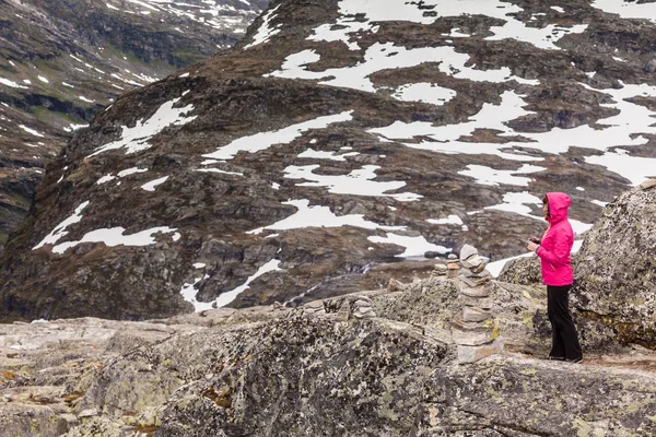 Turistická Dovolená Cestování Ženské Turisty Těší Hory Krajina Hlediska Dalsnibba — Stock fotografie