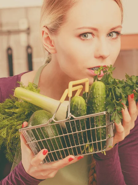 Купівля Здорового Харчування Концепції Харчування Жінка Кухні Має Багато Зелених — стокове фото