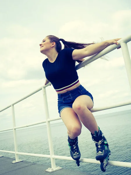 Gelukkige Vrolijke Jonge Vrouw Met Rolschaatsen Zee Meisje Heeft Plezier — Stockfoto