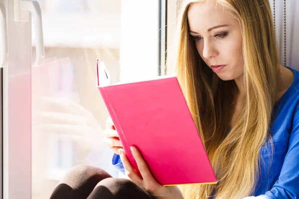 Ocio Literatura Concepto Personas Mujer Joven Adolescente Leyendo Libro Casa — Foto de Stock