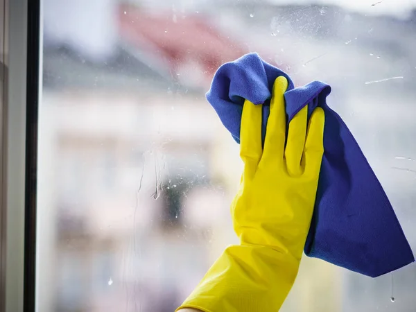 Persona Que Usa Detergente Limpieza Tela Para Limpiar Vidrio Ventana — Foto de Stock