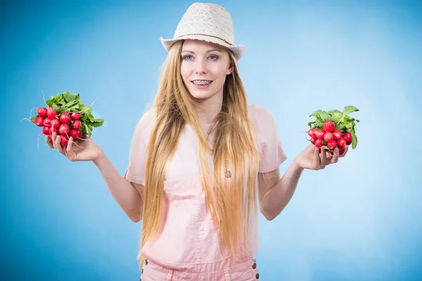 Chica Pelo Largo Rubia Adolescente Positiva Que Usa Ropa Verano — Foto de Stock