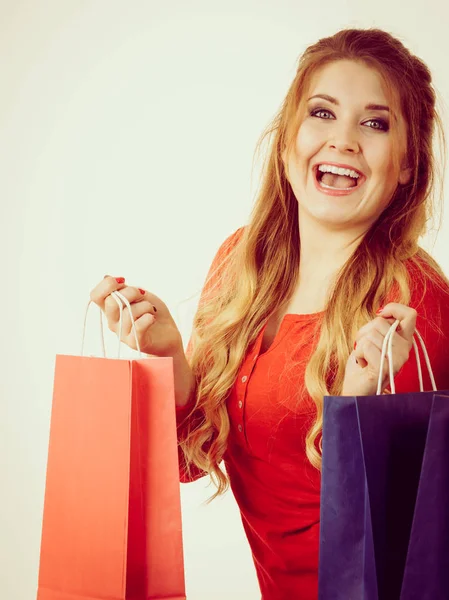 Feliz Mulher Orgulhosa Segurando Sacos Compras Após Vendas Feminino Sendo — Fotografia de Stock