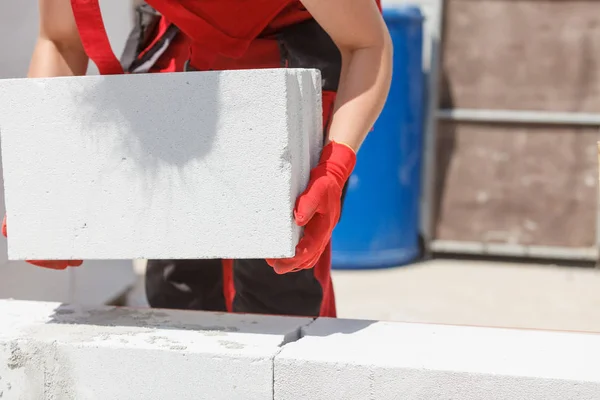 Mujer Irreconocible Trabajando Sitio Construcción Construcción Casa Instalación Ladrillos Aire —  Fotos de Stock