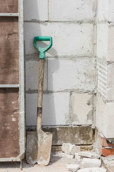 Pelle Recouverte Poussière Béton Debout Sur Chantier Industriel — Photo