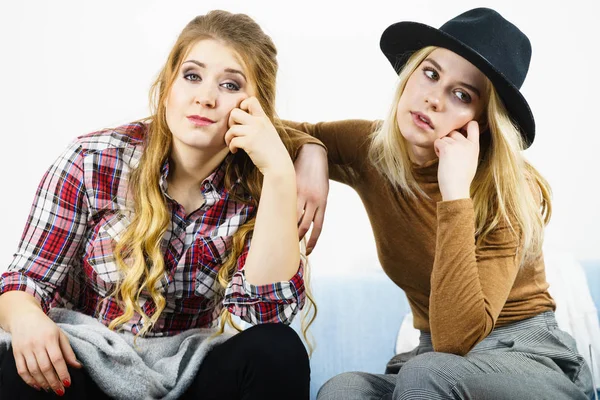 Twee Verveelde Modieuze Vrouwelijke Vrienden Vrouwen Tonen Hun Afkeuring Zoek — Stockfoto