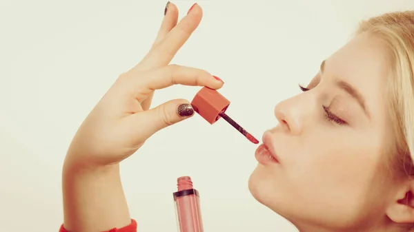 Jeune Femme Adulte Appliquant Rouge Lèvres Brillant Lèvres Sur Ses — Photo