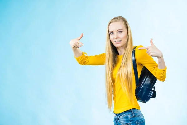 Feliz Joven Rubia Adolescente Que Escuela Universidad Con Mochila Apuntando — Foto de Stock