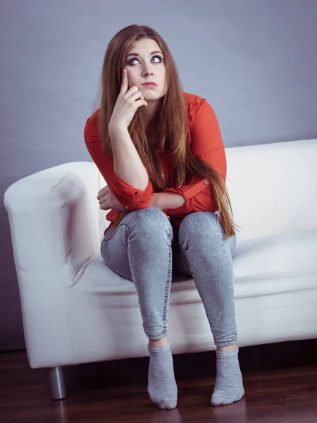 Arrabbiata Incazzata Giovane Donna Attraente Donna Con Lunghi Capelli Castani — Foto Stock