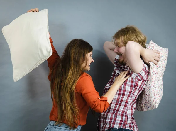 Glückliche Lustige Geschwisterpaar Die Kissenschlacht Aus Spaß Freizeit Mit Freunden — Stockfoto