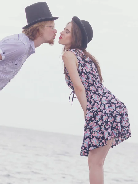 Vintage Pareja Retro Hombre Mujer Disfrutando Cita Romántica Aire Libre —  Fotos de Stock