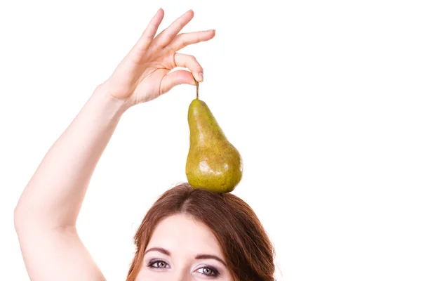 Frau Hält Auf Dem Kopf Grüne Birnenfrüchte Empfiehlt Entgiftungskost Isoliert — Stockfoto