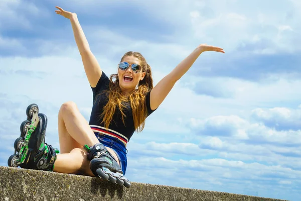 Jonge Vrouw Met Rolschaatsen Buiten Modieus Fit Meisje Heeft Plezier — Stockfoto