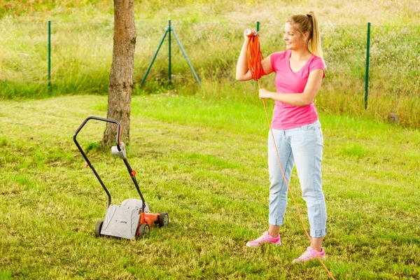 Giovane Donna Bionda Possesso Strumento Lavoro Arrotolamento Cavo Giardino Cavo — Foto Stock